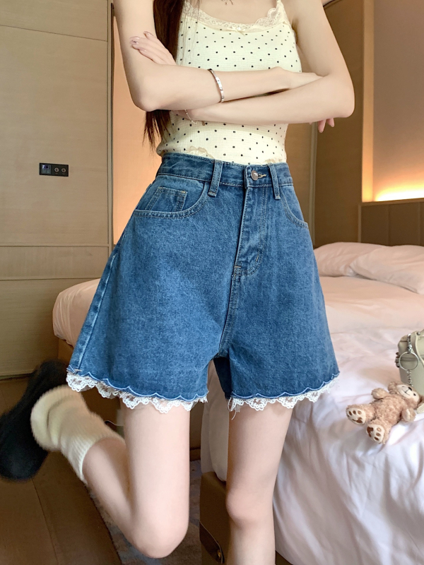 Shorti din denim cu dantelă, broderie și panouri – talie înaltă, croială A-line, vară 2025