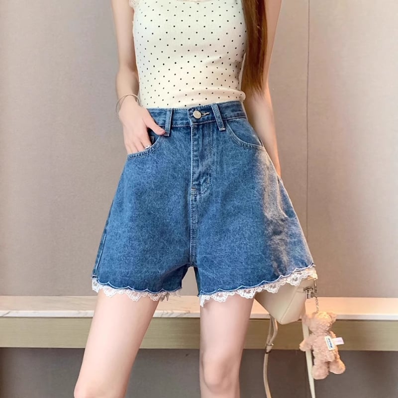 Șort din denim cu dantelă și broderie, talie înaltă, croială A-line, vară 2025
