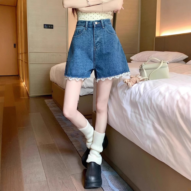 Șort din denim cu dantelă și broderie, talie înaltă, croială A-line, vară 2025