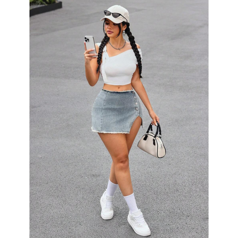 Fustă denim cu tiv franjat și nasturi simpli în față; căptușită cu amestec sintetic, potrivită pentru patru sezoane