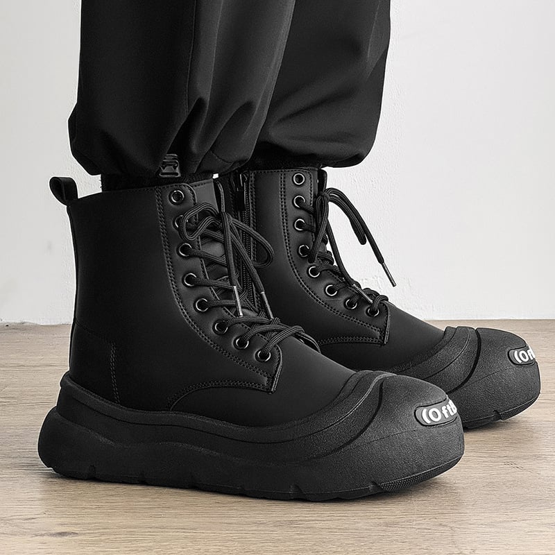 Vyriniai Chelsea batai, PU viršus, gumos padas, apvali nosis, žemas kulnas (1–3 cm), reljefinė apdaila