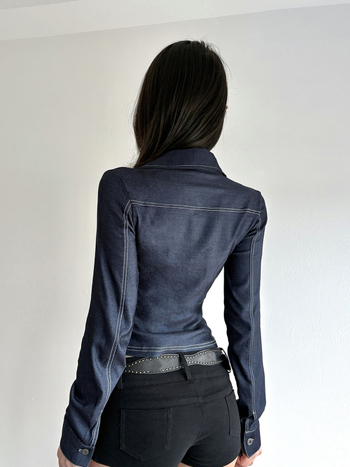 Denim stílusú kabát, slim fit, gombos elülső rész, distressed mosás, ing gallér, hosszú ujjú, rövid hosszúságú (40–50 cm), poliészter-spandex keverék (90–95% poliészter, <30% spandex)