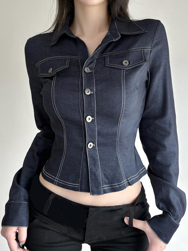 Denim stílusú kabát, slim fit, gombos elülső rész, distressed mosás, ing gallér, hosszú ujjú, rövid hosszúságú (40–50 cm), poliészter-spandex keverék (90–95% poliészter, <30% spandex)