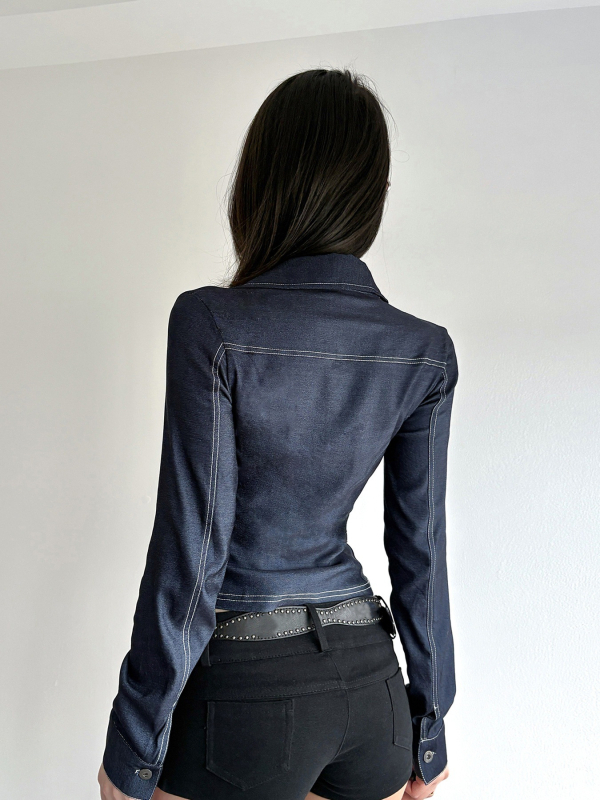 Denim stílusú kabát, slim fit, gombos elülső rész, distressed mosás, ing gallér, hosszú ujjú, rövid hosszúságú (40–50 cm), poliészter-spandex keverék (90–95% poliészter, <30% spandex)