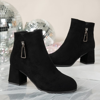 Γυναικεία σουέτ μποτάκια με κέντημα στρας, στρογγυλή μύτη, φερμουάρ στο πλάι, χοντρό τακούνι