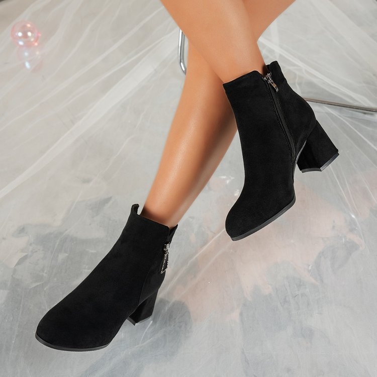 Γυναικεία σουέτ μποτάκια με κέντημα στρας, στρογγυλή μύτη, φερμουάρ στο πλάι, χοντρό τακούνι