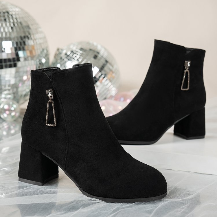 Γυναικεία σουέτ μποτάκια με κέντημα στρας, στρογγυλή μύτη, φερμουάρ στο πλάι, χοντρό τακούνι