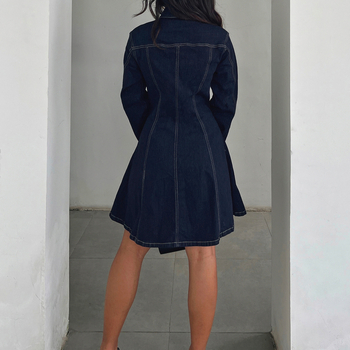 Denim ruha egyvállas kivágással, A-vonalú sziluett, hosszú ujjú, középső derék