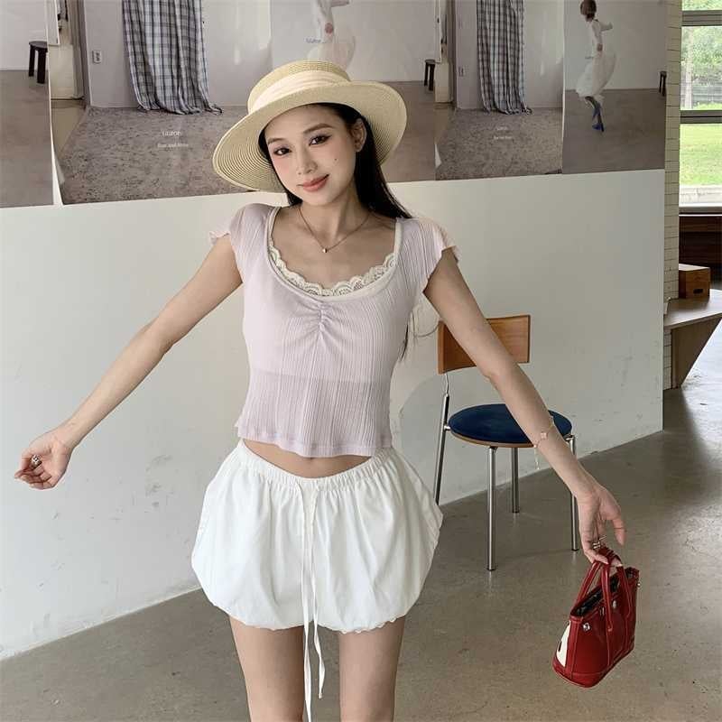 Set de trei piese: top ușor cu bretele și margine dantelată, șorturi cu croială largă | cod produs 1073-5025 | material: bumbac 80–90% + poliester <30% | stil: de bază, coreean