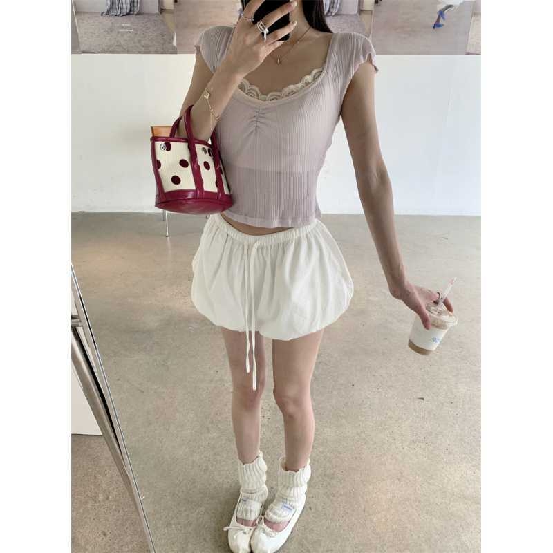 Set de trei piese: top ușor cu bretele și margine dantelată, șorturi cu croială largă | cod produs 1073-5025 | material: bumbac 80–90% + poliester <30% | stil: de bază, coreean