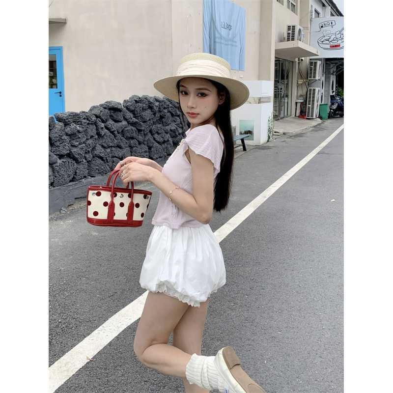 Set de trei piese: top ușor cu bretele și margine dantelată, șorturi cu croială largă | cod produs 1073-5025 | material: bumbac 80–90% + poliester <30% | stil: de bază, coreean