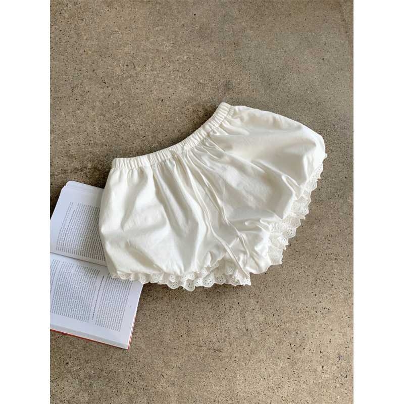 Set de trei piese: top ușor cu bretele și margine dantelată, șorturi cu croială largă | cod produs 1073-5025 | material: bumbac 80–90% + poliester <30% | stil: de bază, coreean