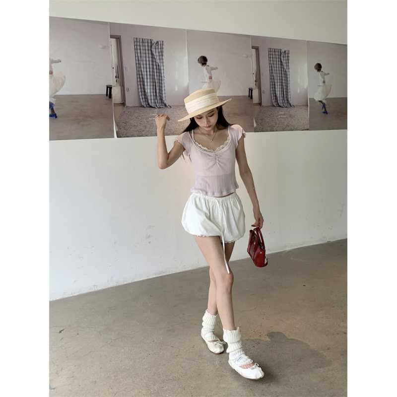 Set de trei piese: top ușor cu bretele și margine dantelată, șorturi cu croială largă | cod produs 1073-5025 | material: bumbac 80–90% + poliester <30% | stil: de bază, coreean