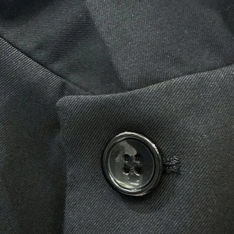 Vyriskas švarkas Slim Fit su stovinčia apykakle, vienoje eilėje užsegamas su keliomis sagomis, poliesterio audinys, pamušalas poliesteris