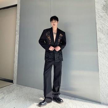 Мъжки костюм сет — жакардов патчворк мрежа, слим сако с Notched Lapel, закопчаване с две копчета, прави панталони, пролет 2025