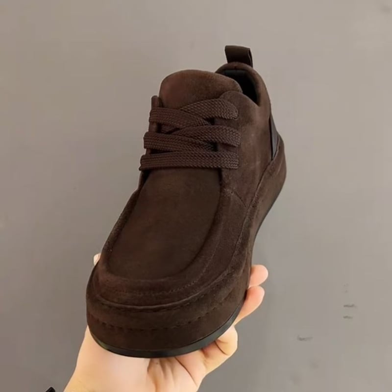 Martin batai su karvių velūro viršutine dalimi, vidutinio ilgio šarvas, apvali nosis, vidutinio aukščio kulnas, gumos padas