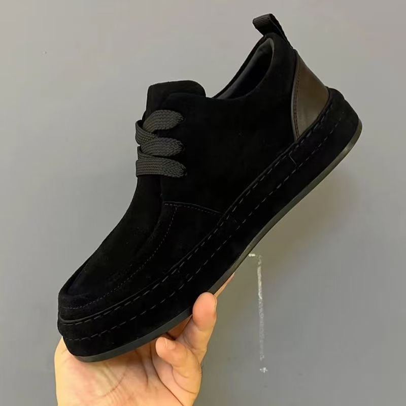 Martin batai su karvių velūro viršutine dalimi, vidutinio ilgio šarvas, apvali nosis, vidutinio aukščio kulnas, gumos padas