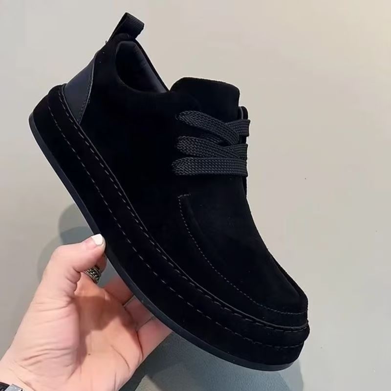 Martin batai su karvių velūro viršutine dalimi, vidutinio ilgio šarvas, apvali nosis, vidutinio aukščio kulnas, gumos padas