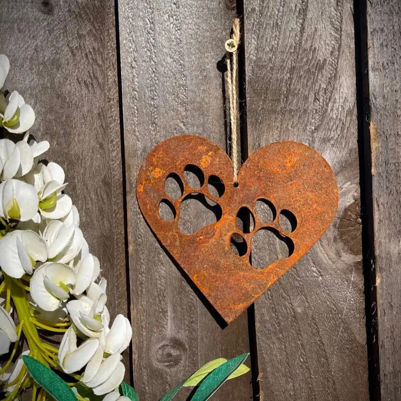 Стенно окачване от желязо с отпечатък на кучешка лапа и сърце – мемориална декорация за дома, стил модерен минимализъм (ST001)
