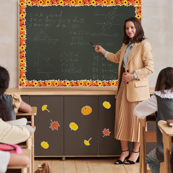 Rudens tematikos plakatų juosta su saulėgrąžų, klevų lapų ir moliūgo motyvais; medžiaga: padengtas popieriaus lipdukas; ilgis: 10 m; formos: kvadratas, apskritimas, nereguliarios; prekės kodas ZB67