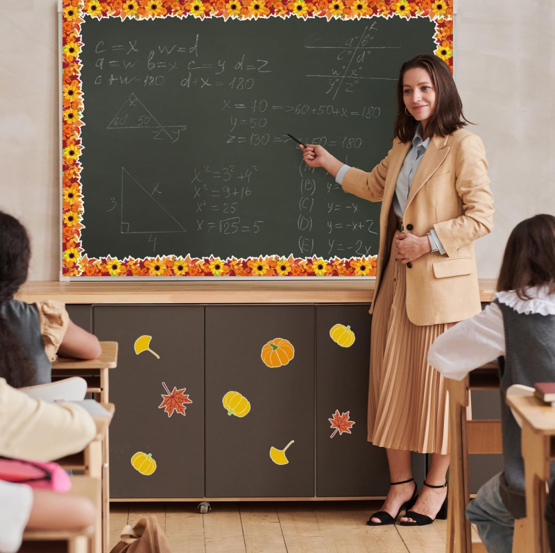 Rudens tematikos plakatų juosta su saulėgrąžų, klevų lapų ir moliūgo motyvais; medžiaga: padengtas popieriaus lipdukas; ilgis: 10 m; formos: kvadratas, apskritimas, nereguliarios; prekės kodas ZB67