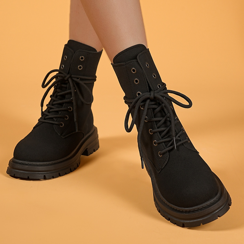 Női Martin csizmák – velúr felsőrész, PVC talp, kerek orr, alacsony szár, előről fűzős zárás