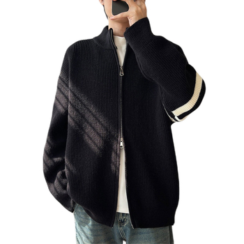 Плетен кардиган с жакардов модел на три ленти, стойка яка, дълги ръкави, полиестерна материя