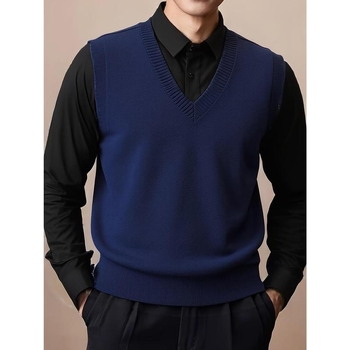 Pánska vesta s výstrihom do V, pletená s pruhovaným vzorom, voľný strih, jar 2025