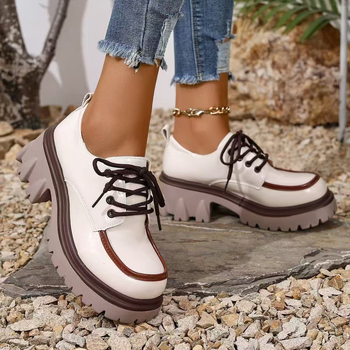 Moteriški lakinės odos loaferiai – apvali nosis, raišteliai priekyje, spalvų blokas, stambus kulnas, storesnis padas