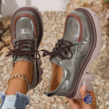 Moteriški lakinės odos loaferiai – apvali nosis, raišteliai priekyje, spalvų blokas, stambus kulnas, storesnis padas