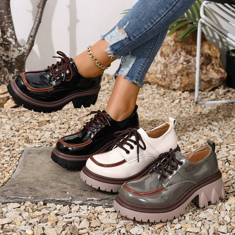 Moteriški lakinės odos loaferiai – apvali nosis, raišteliai priekyje, spalvų blokas, stambus kulnas, storesnis padas