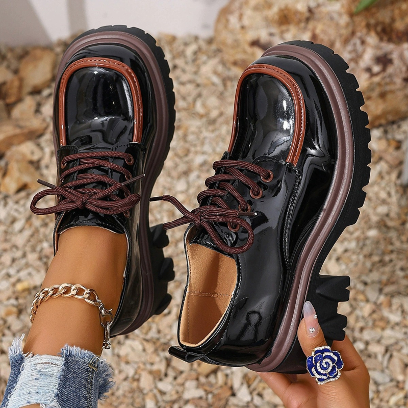 Moteriški lakinės odos loaferiai – apvali nosis, raišteliai priekyje, spalvų blokas, stambus kulnas, storesnis padas