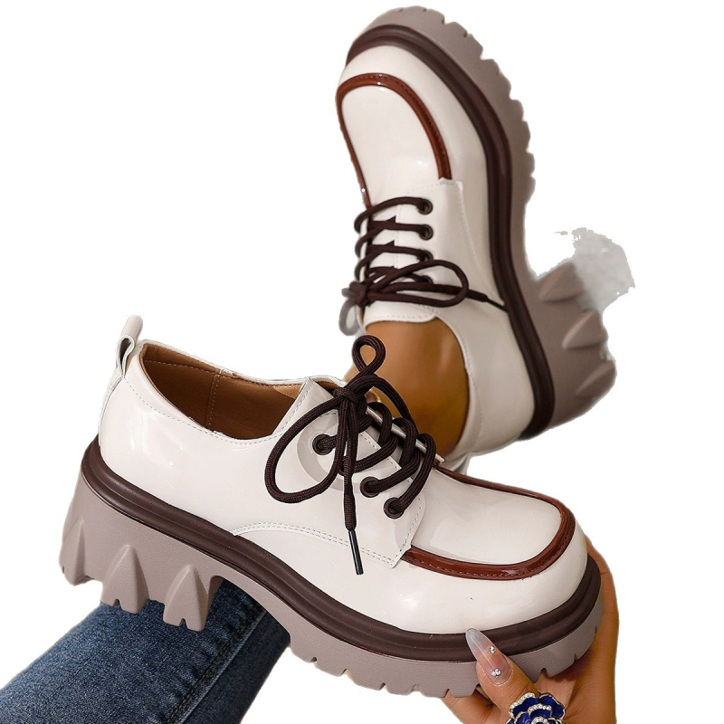 Moteriški lakinės odos loaferiai – apvali nosis, raišteliai priekyje, spalvų blokas, stambus kulnas, storesnis padas