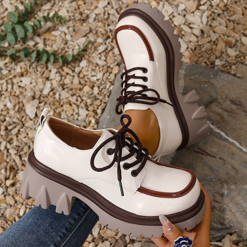 Moteriški lakinės odos loaferiai – apvali nosis, raišteliai priekyje, spalvų blokas, stambus kulnas, storesnis padas