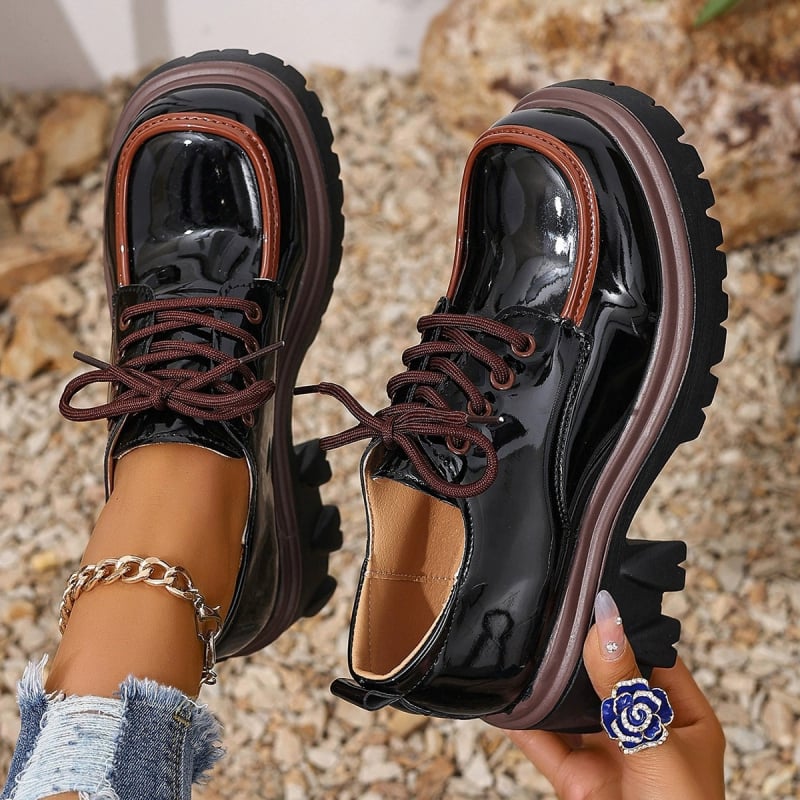 Moteriški lakinės odos loaferiai – apvali nosis, raišteliai priekyje, spalvų blokas, stambus kulnas, storesnis padas