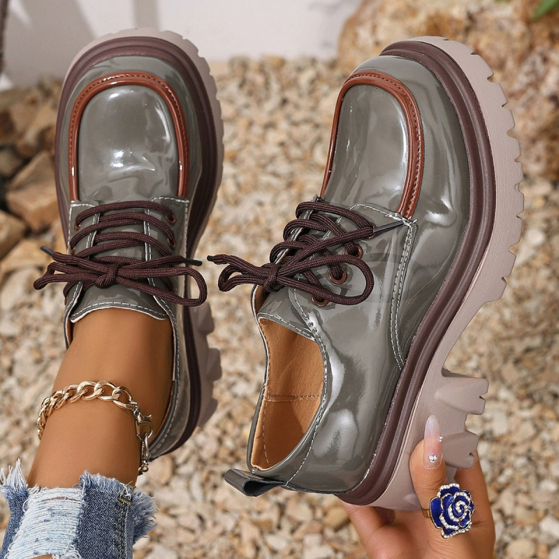 Moteriški lakinės odos loaferiai – apvali nosis, raišteliai priekyje, spalvų blokas, stambus kulnas, storesnis padas