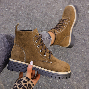 Martin csizmák, euro-amerikai stílus, középmagas szár, vastag sarka 3–5 cm, velúr felső, gumírozott talp, előre fűzőzár