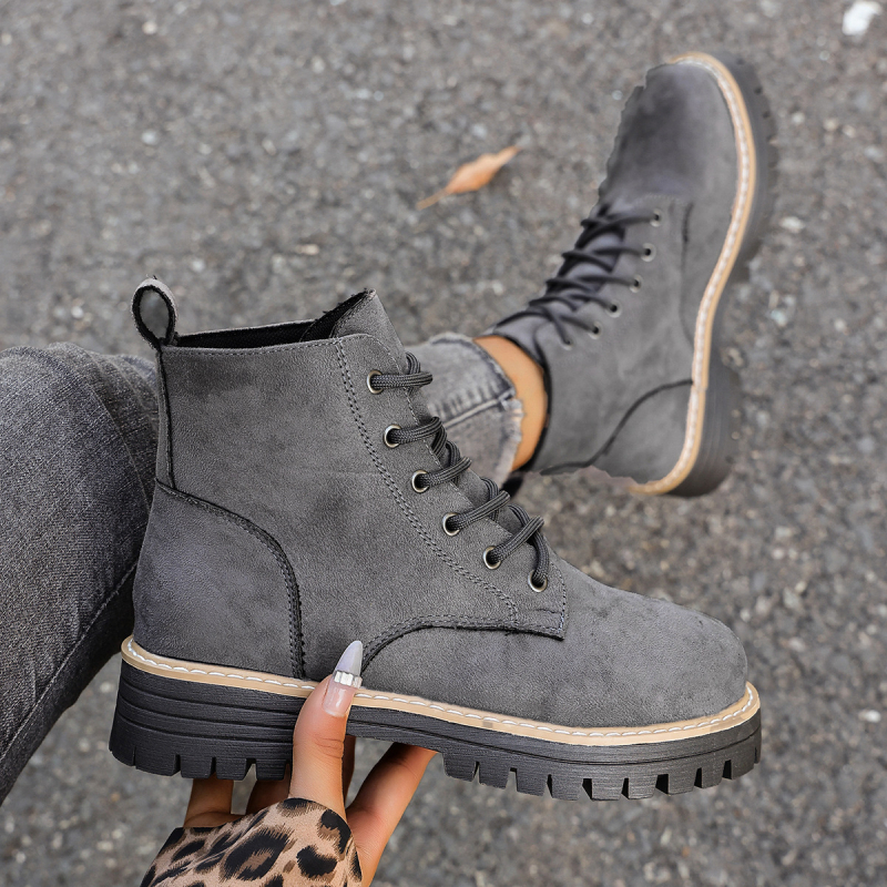 Μποτάκια Martin, ευρω-αμερικανικό στυλ, μεσαίο ύψος γάμπας, χοντρή φτέρνα 3–5 εκ, σουέντ άνω μέρος, καουτσούκ σόλα, με εμπρός κορδόνια