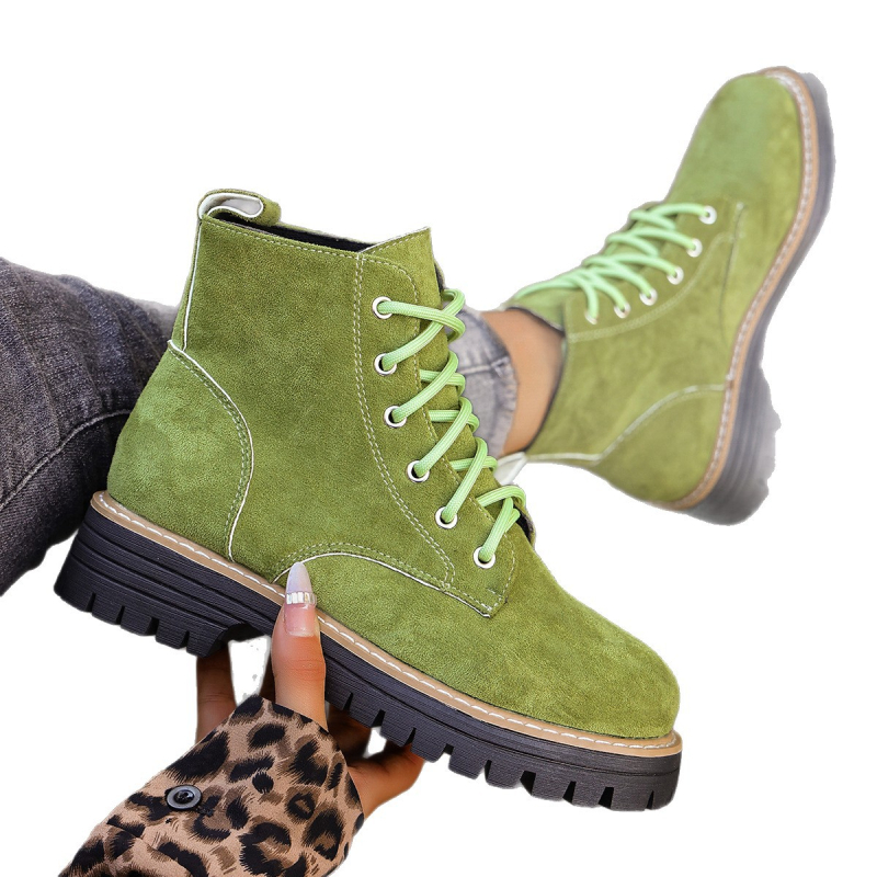 Μποτάκια Martin, ευρω-αμερικανικό στυλ, μεσαίο ύψος γάμπας, χοντρή φτέρνα 3–5 εκ, σουέντ άνω μέρος, καουτσούκ σόλα, με εμπρός κορδόνια