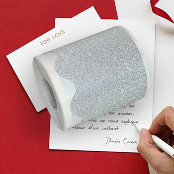 Dekoratyvinės lipnios etiketės ant padengto popieriaus su smėlio tekstūra ir blizgančiomis dalelėmis, nereguliaraus kontūro forma, storis 0,08 mm, ilgalaikė temperatūros atsparumas 60–80°C