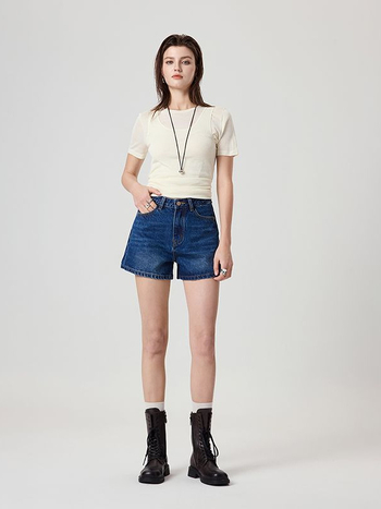 Traper šort s visokim strukom, nostalgičan retro ravni kroj, denim s pamukom i Lyocellom (Lyocell 30–50%), mikroelastičnost