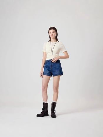 Traper šort s visokim strukom, nostalgičan retro ravni kroj, denim s pamukom i Lyocellom (Lyocell 30–50%), mikroelastičnost
