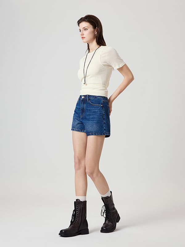 Traper šort s visokim strukom, nostalgičan retro ravni kroj, denim s pamukom i Lyocellom (Lyocell 30–50%), mikroelastičnost