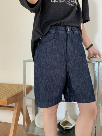 Pantaloni capri din denim pentru femei, talie înaltă, țesătură subțire, croială dreaptă, 70–80% bumbac cu până la 30% Lyocell.