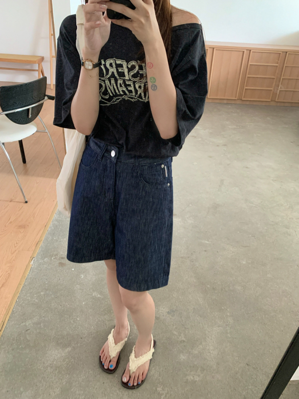 Pantaloni capri din denim pentru femei, talie înaltă, țesătură subțire, croială dreaptă, 70–80% bumbac cu până la 30% Lyocell.