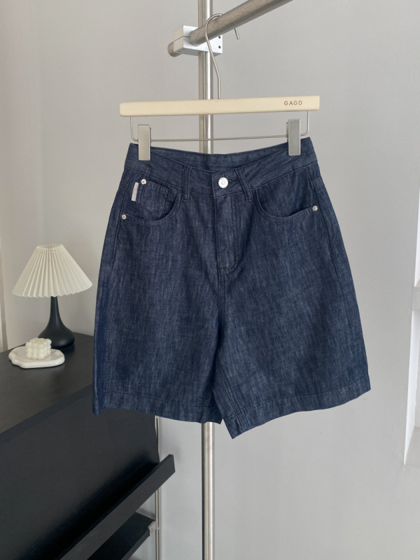 Pantaloni capri din denim pentru femei, talie înaltă, țesătură subțire, croială dreaptă, 70–80% bumbac cu până la 30% Lyocell.