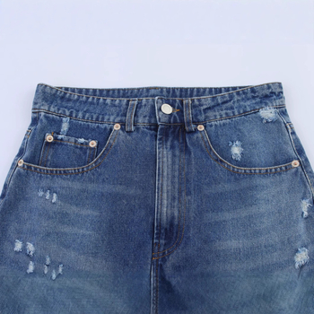 Τζιν φούστα με σκισμένα διακοσμητικά στοιχεία σε σχέδιο κολλάζ, βαμβάκι 50–70%, καλοκαίρι 2025, βρετανικό στυλ