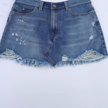 Τζιν φούστα με σκισμένα διακοσμητικά στοιχεία σε σχέδιο κολλάζ, βαμβάκι 50–70%, καλοκαίρι 2025, βρετανικό στυλ