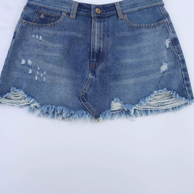 Denim suknja s poderanim dekorativnim elementima u kolažnom dizajnu, pamuk 50–70% sadržaja, ljeto 2025, britanski stil
