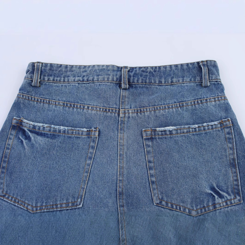 Denim suknja s poderanim dekorativnim elementima u kolažnom dizajnu, pamuk 50–70% sadržaja, ljeto 2025, britanski stil